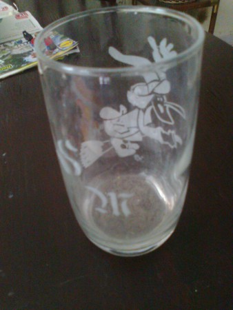 Vaso al acido con el dibujo de una bruja y con las iniciales de tu nombre